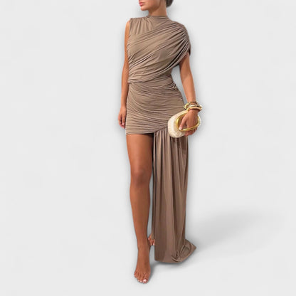Lila - Stylish, form-fitting dress with a round neckline and pleats