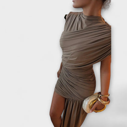 Lila - Stylish, form-fitting dress with a round neckline and pleats